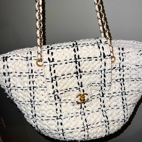 CHANEL Handbags - CHANEL NWOT Runway Tweed Tote Bag! This is a unique Sample bag from Chanel’s FW!